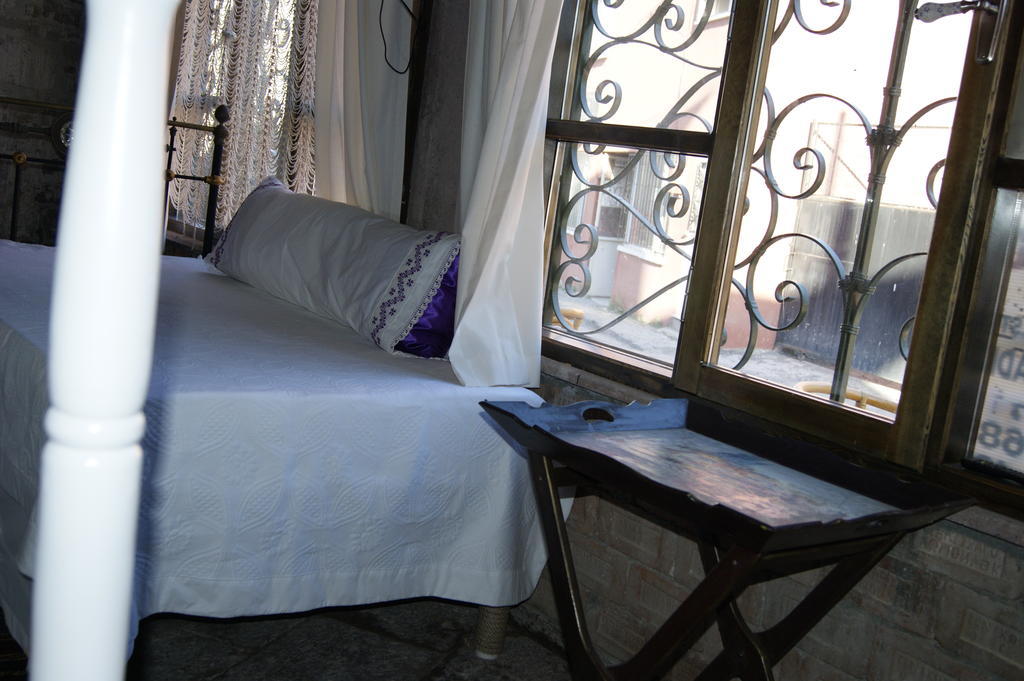 Mahzen Hotel Ayvalik Bilik gambar